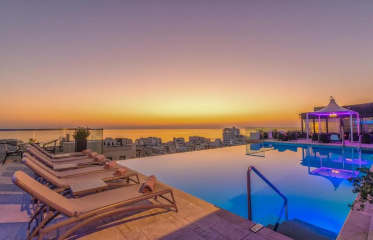 Het zwembad van ax the palace op malta