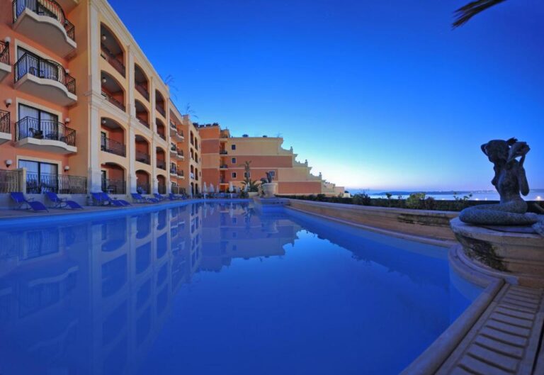 Zwembad van Grand Hotel Gozo