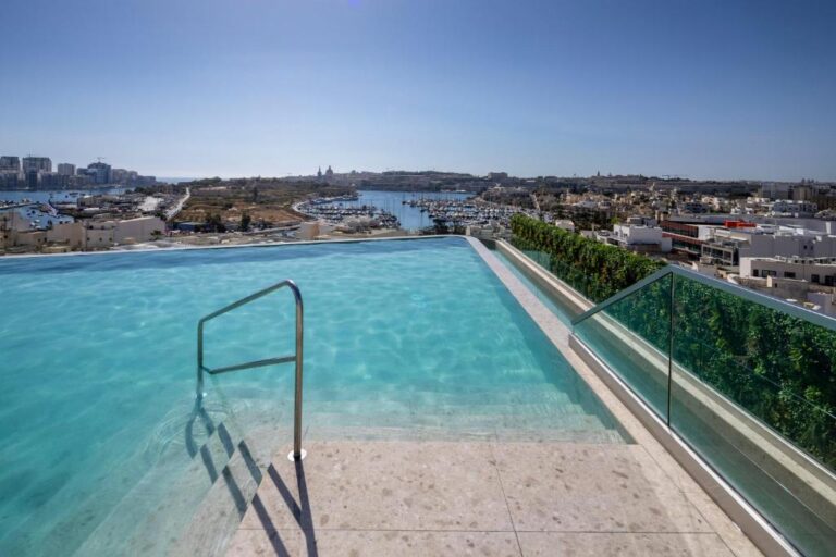 zwembad van grands suites hotel residences and spa