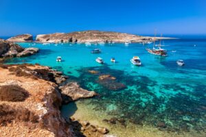 malta blue lagoon met boten