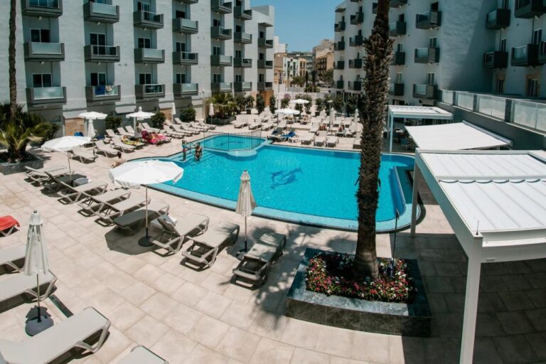 De zwembaden van pebbles resort malta
