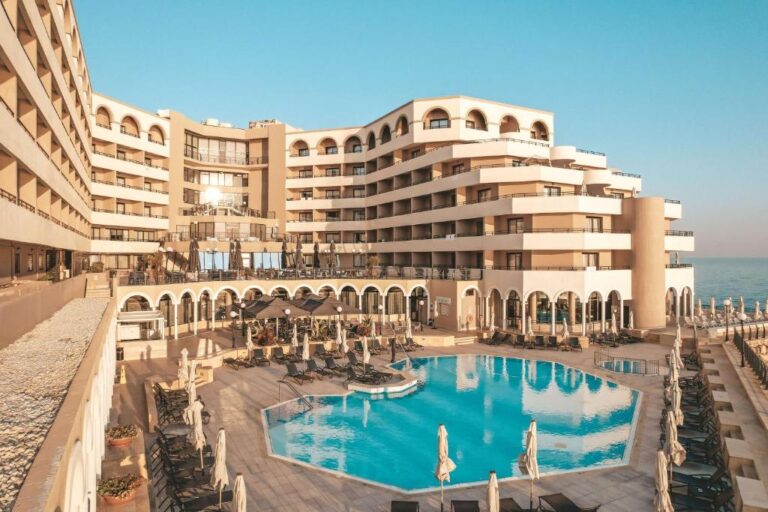 Overview zwembad van radisson blu resort malta st julians
