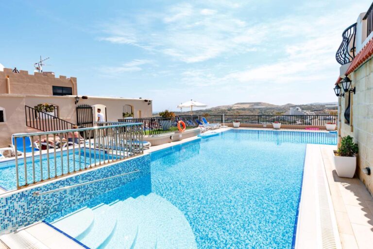 Het zwembad van Soreda hotel op malta