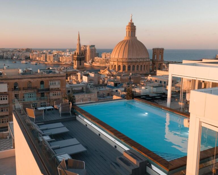 Zwembad van the embassy valletta hotel
