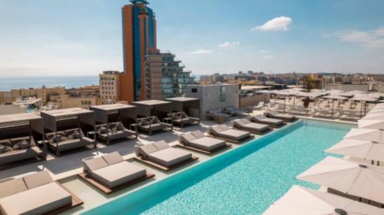 zwembad van the londoner hotel st julians