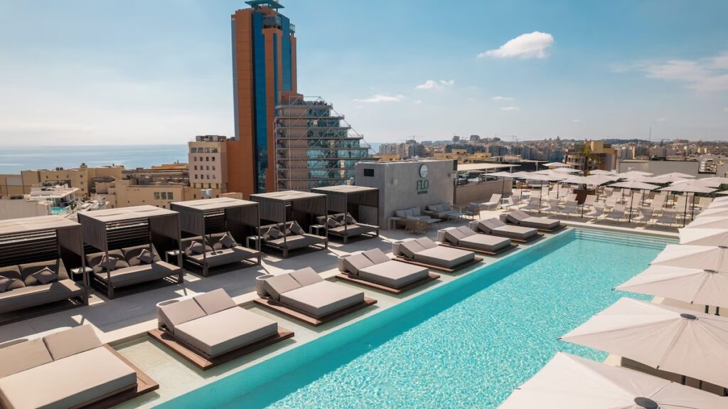 zwembad van the londoner hotel st julians
