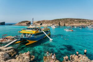 Een boottocht op malta langs zeegrotten