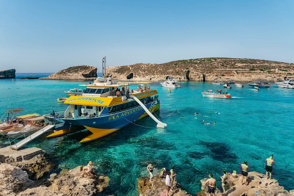 Een boottocht op malta langs zeegrotten