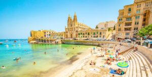 balutta bay in st julians op het eiland malta
