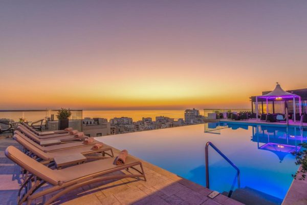 Het zwembad van ax the palace op malta