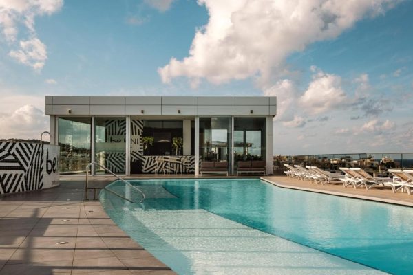 Zwembad met bar van Be Hotel Malta
