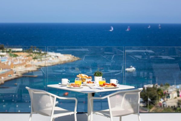 Terras met uitzicht van Be Hotel Malta