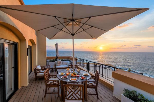 Suite met balkon en terras van Corinthia St Georges Bay