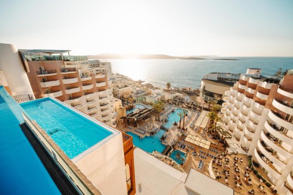 Zwembad van DB San Antonio Spa