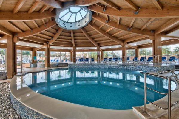 Binnenzwembad van DB Seabank Resort Spa