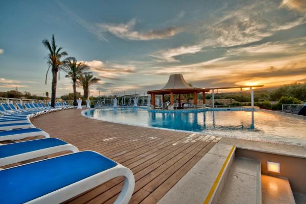 Zwembad van DB Seabank Resort Spa