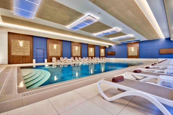 Binnenzwembad van Doubletree by Hilton Malta