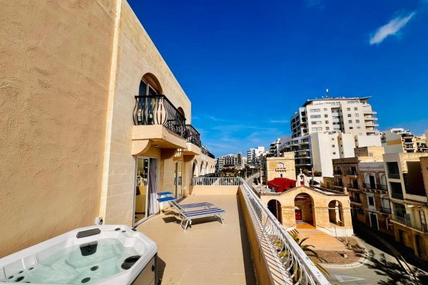 Balkon met jacuzzi van Gillieru Harbour