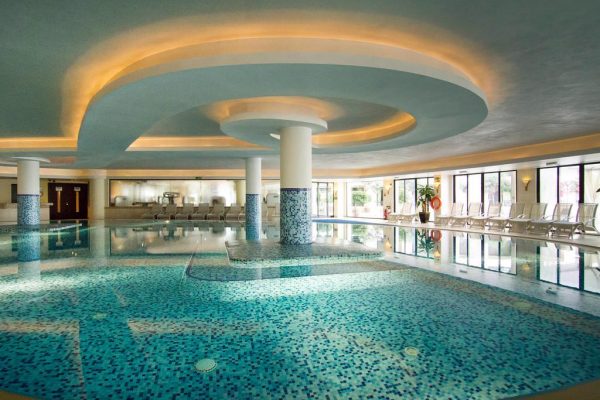 Binnenzwembad van Grand Excelsior