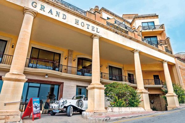 Vooraanzicht van Grand Hotel Gozo