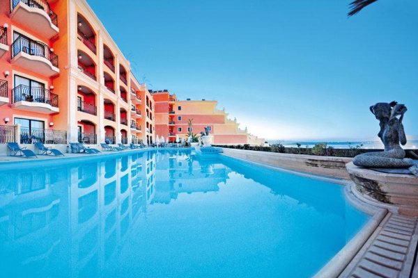 Zwembad van Grand Hotel Gozo