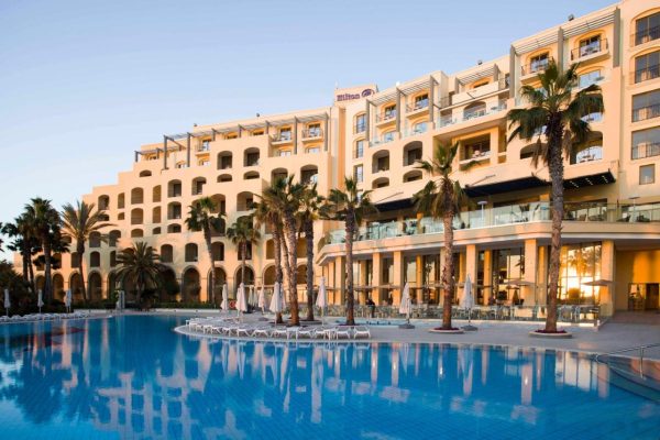 Zwembad en hotel van Hilton Malta