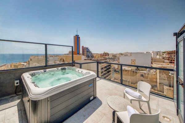 Balkon met jacuzzi van Ikyk Hotel
