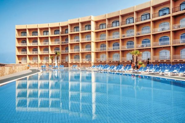 Zwembad en Hotel van Paradise Bay Hotel