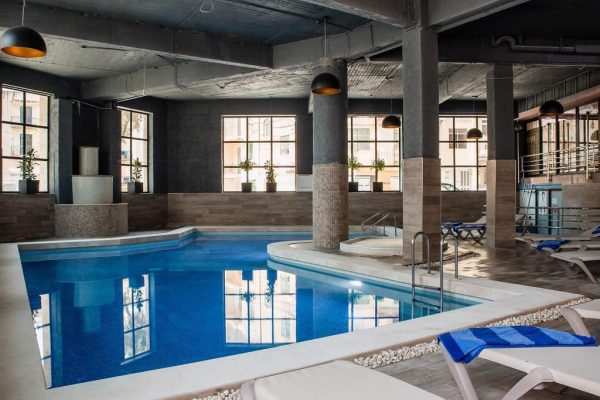 binnenzwembad van pebbles resort