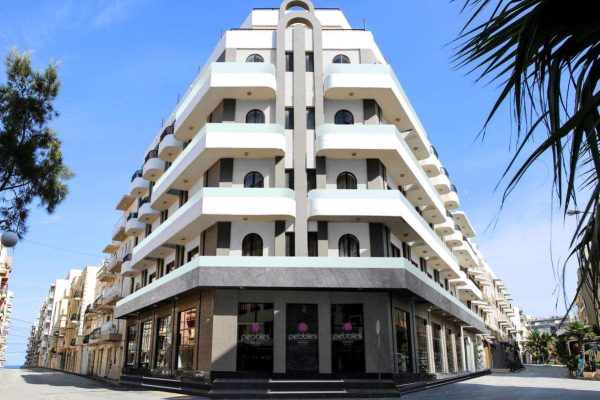 vooraanzicht van pebbles resort