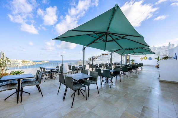 terras van plaza en plaza regency