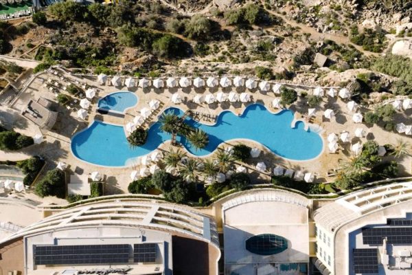 bovenaanzicht van radisson blue resort spa malta golden sands