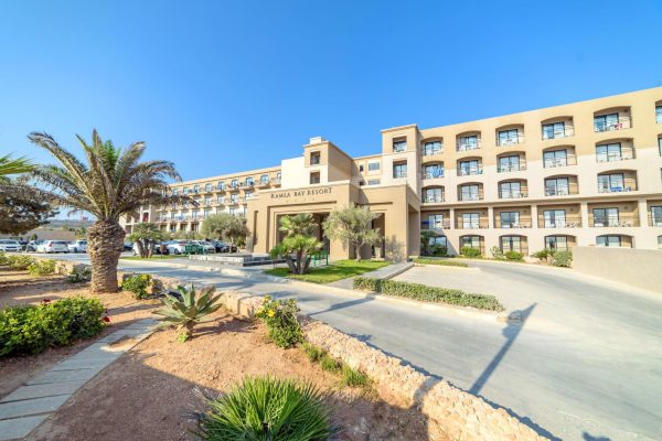 vooraanzicht van ramla bay resort