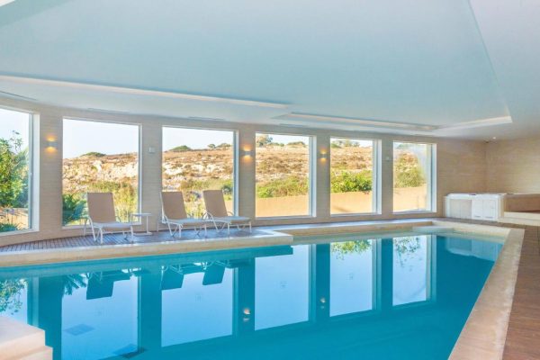 binnenzwembad van salini resort