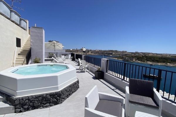 Terras met jacuzzi van Sliema Marina Hotel