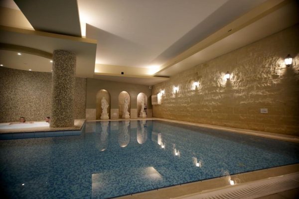 binnenzwembad van soreda hotel
