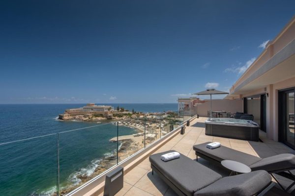 balkon met uitzicht van starwood the westin dragonara resort