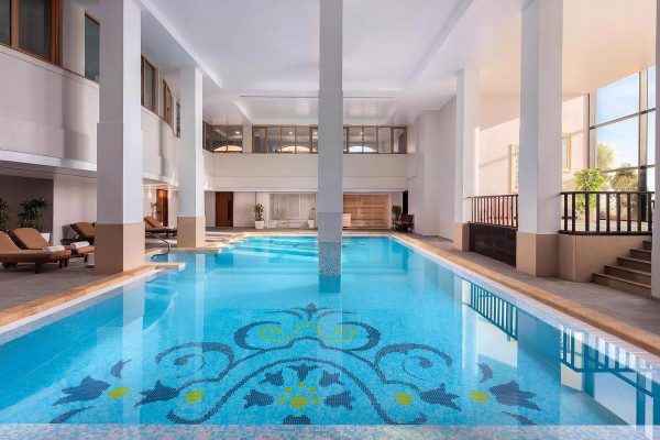 binnenzwembad van starwood the westin dragonara resort