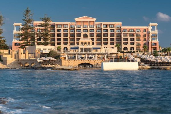 vooraanzicht hotel van starwood the westin dragonara resort