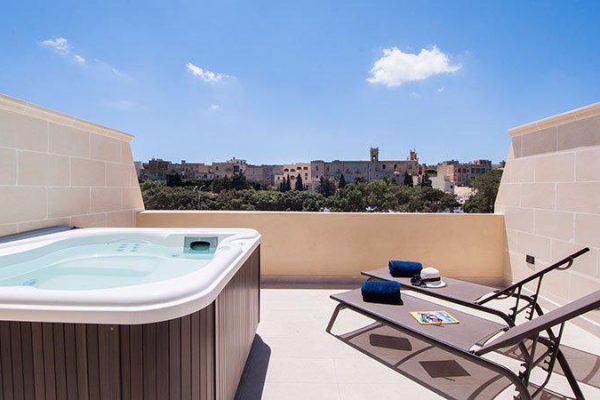 balkon met jacuzzi van the duke boutique hotel