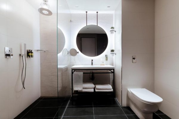 badkamer van the embassy valletta hotel
