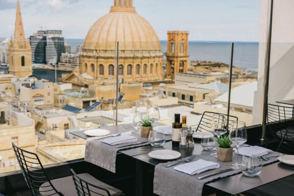 restaurant van the embassy valletta hotel
