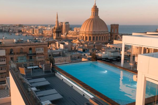 Zwembad van the embassy valletta hotel