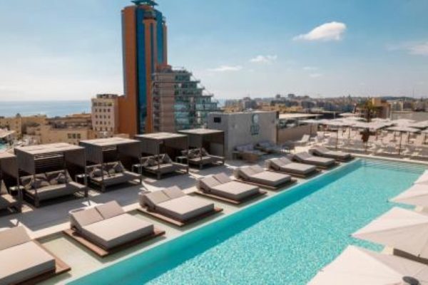 zwembad van the londoner hotel st julians