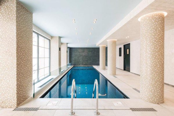 binnenzwembad van urban valley resort en spa